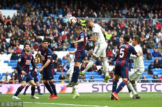 塞维利亚轻取英格兰，本泽马完成帽子戏法