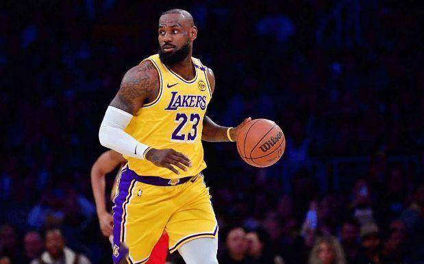 火箭横扫湖人B队，詹姆斯送出助攻