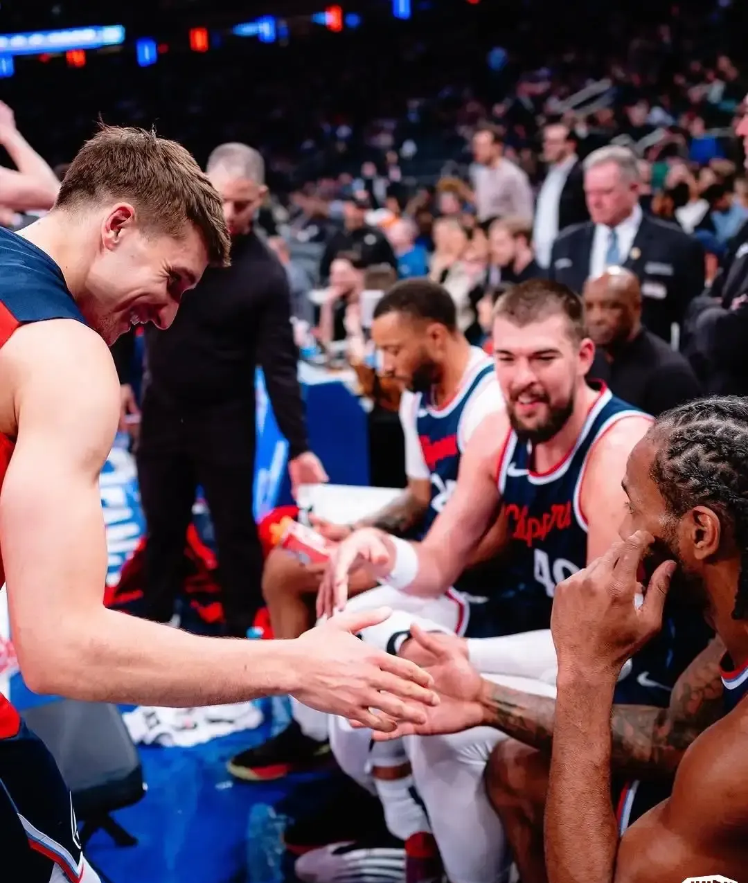 快船翻盘篮网，萨博尼斯送出助攻