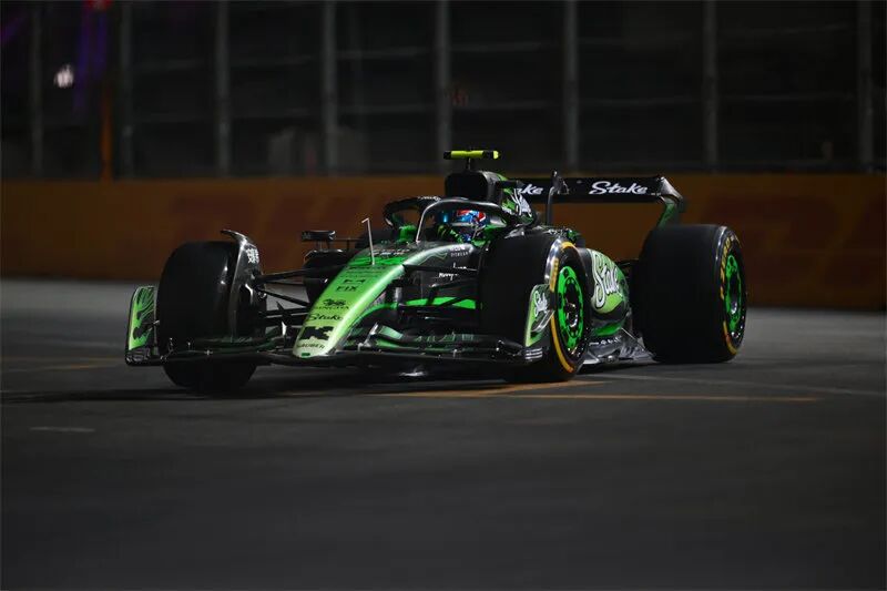 红牛二队鏖战雷诺车队，周冠宇关键制胜